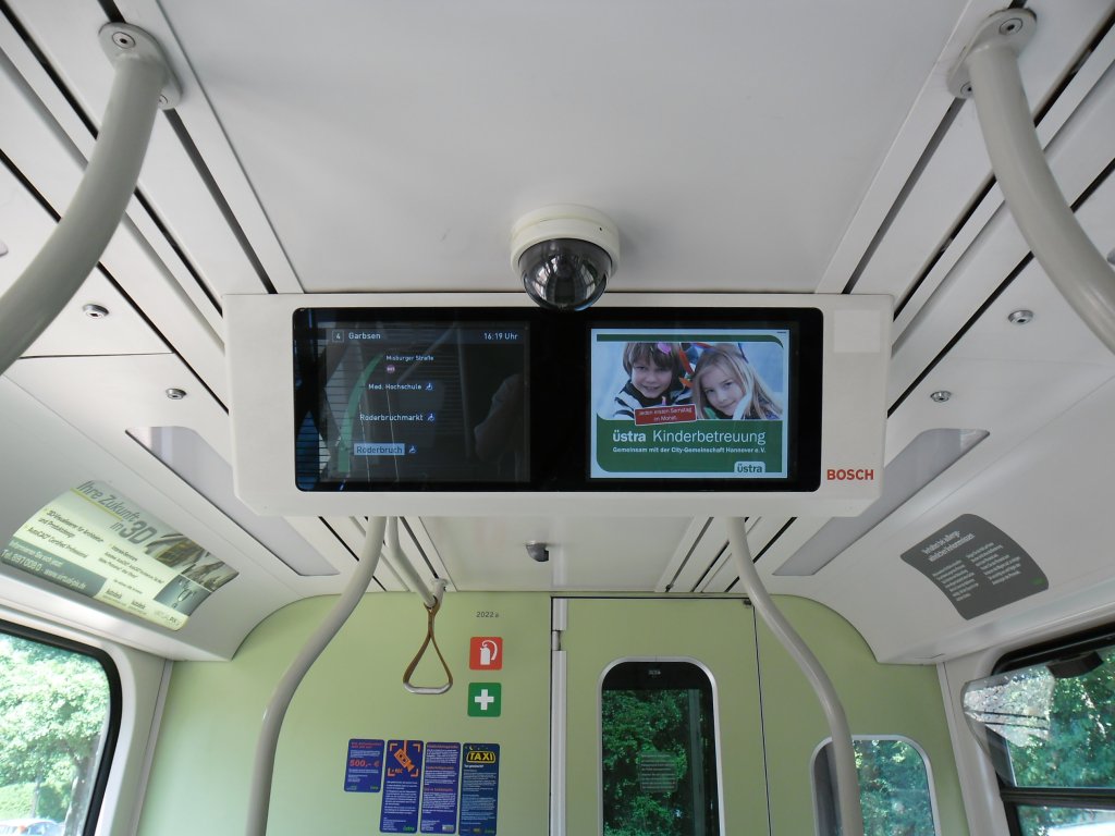 Eine berwachunungskamara &  Fahrgastfernsehen eines  TW 2000/2500 der Stadtbahn Hannover. Foto 27.06.2011 in Hannover.