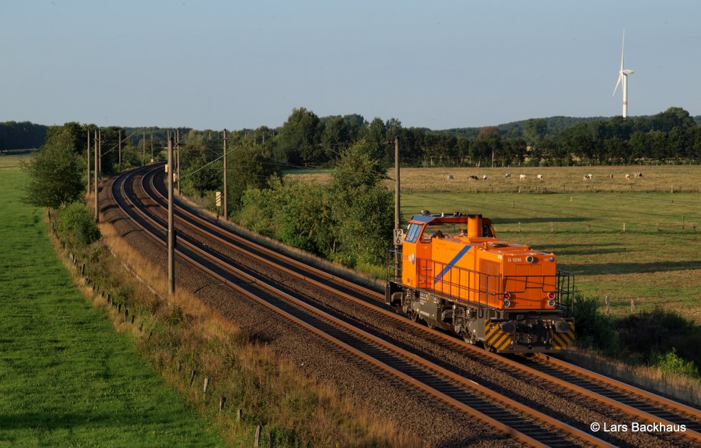 Eine unbekannt gebliebe MaK G 1206 von Northrail passiert im letzten Abendlicht des 26.07.12 Ramelsoh Richtung Maschen.
