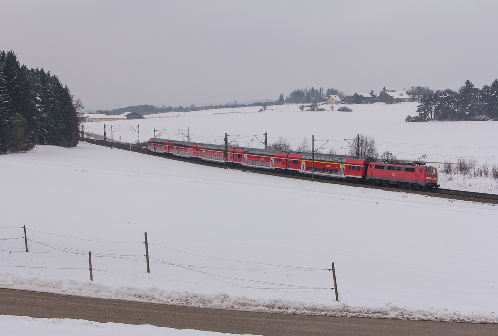 Eine unbekannt gebliebene Lok der Baureihe 111 mit einem RE nach Mnchen bei Sinngrn an der KBS 880.(26.1.13)