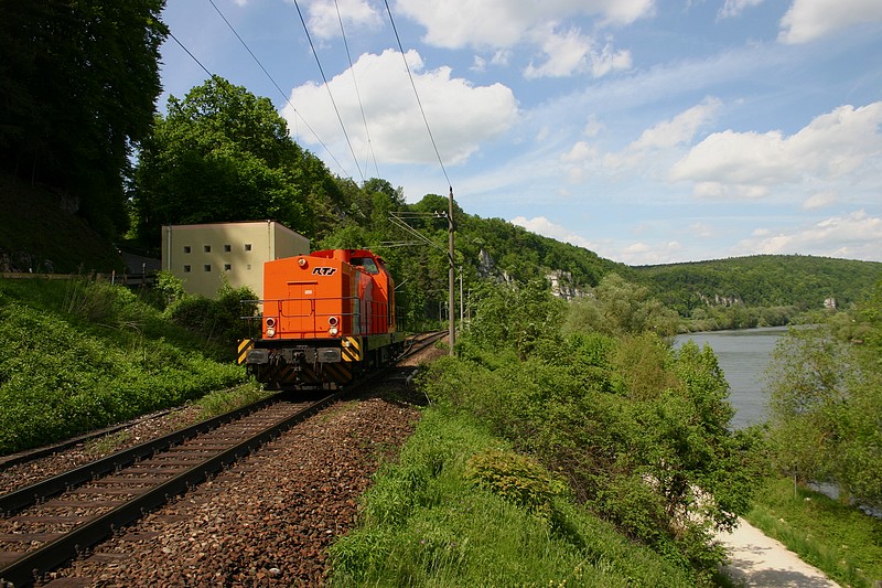 Eine unbekannt gebliebene RTS Maschine konnte ich heute auf der Donautalbahn,an der Ausweiche Matting ersphen.(KBS 930,24.05.2010)