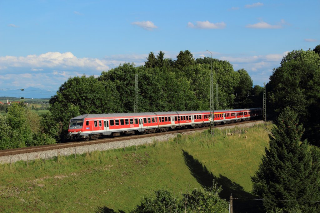 Eine unbekannte 111 schiebt einen Regionalexpress durch Aling Oberbayern am 16.07.2012