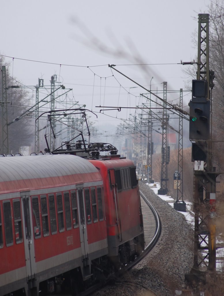 Eine unbekannte 111 zieht am 8.2.2010 den RE 30024 am grnen Signal vorbei zum nchsten Halt Grokarolinenfeld.