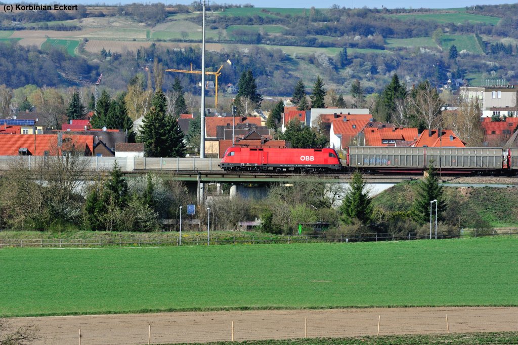 Eine unbekannte 1116 mit einem gemischten Gterzug Richtung Nrnberg bei Regensburg-Prfening, 10.04.2012