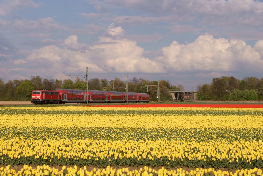 Eine Unbekannte 111er mit einem RE 4 von Dortmund nach Aachen in Bttgen am 20.04.2012