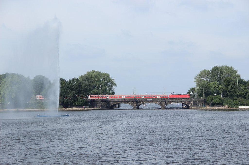 Eine unbekannte 112 mit einem Regionalexpress am 05.07.2012 auf der Lombardsbrcke in Hambur