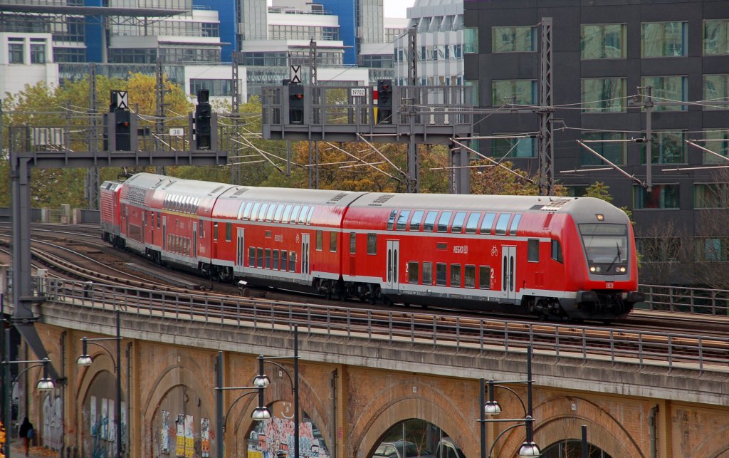 Eine unbekannte 112er bzw. 114er schiebt am 30.10.10 einen RE nach Rathenow ber die Stadtbahn. Der Zug erreicht in krze den Alexanderplatz.