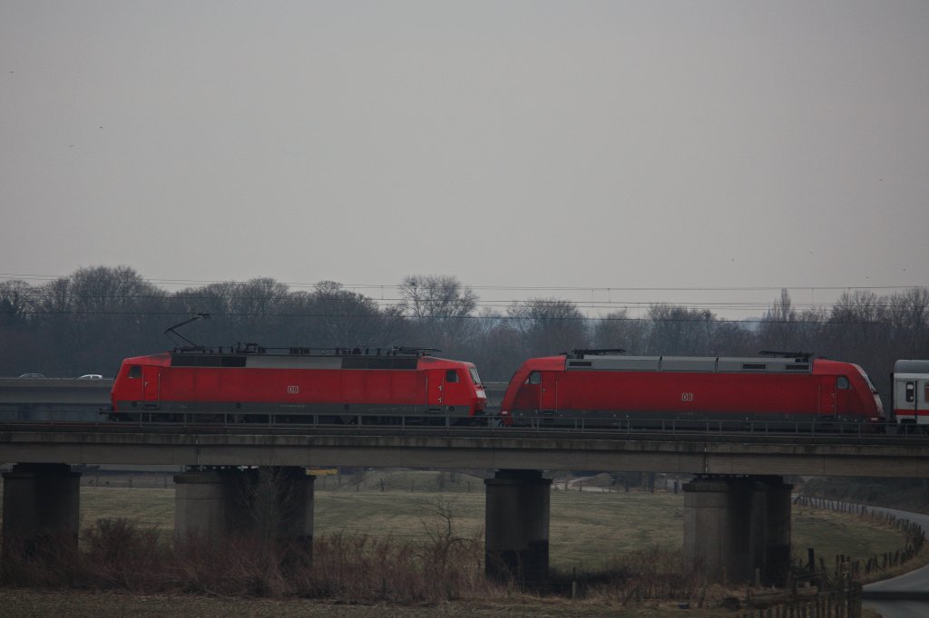 Eine unbekannte 120er zieht am 12.2.12 die 101 007 und einen IC durch Mlheim-Styrum.