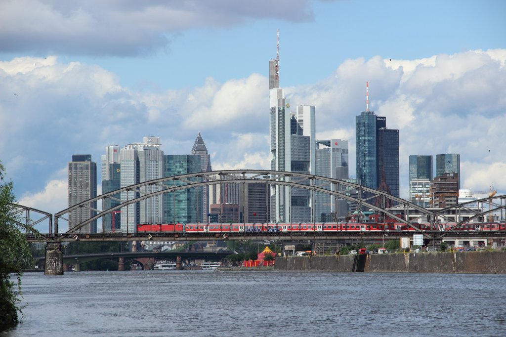 Eine unbekannte 143 mit einer Regionalbahn in Frankfurt am 30.07.2012