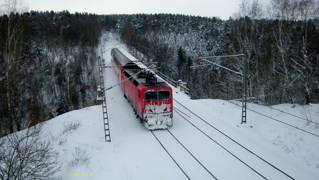 eine unbekannte 143er kommt mit ihrer RB bei eisigen Frostwetter ber die Brcke in Muldenhtten gefahren mit Endziel Dresden Hbf (21.2.2013)