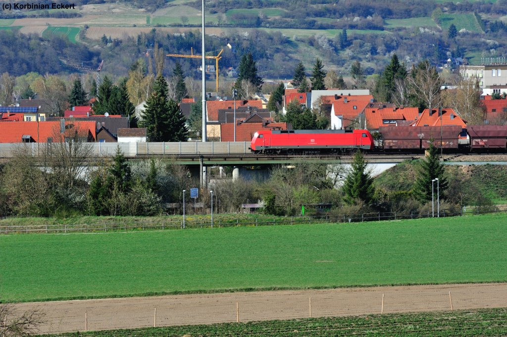 Eine unbekannte 152 mit einem leeren Erzzug Richtung Nrnberg bei Regensburg-Prfening, 10.04.2012