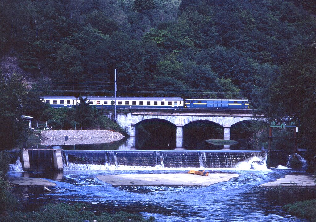 Eine unbekannte 1600 befrdert bei Trooz den D425 nach Aachen, 01.08.1993.