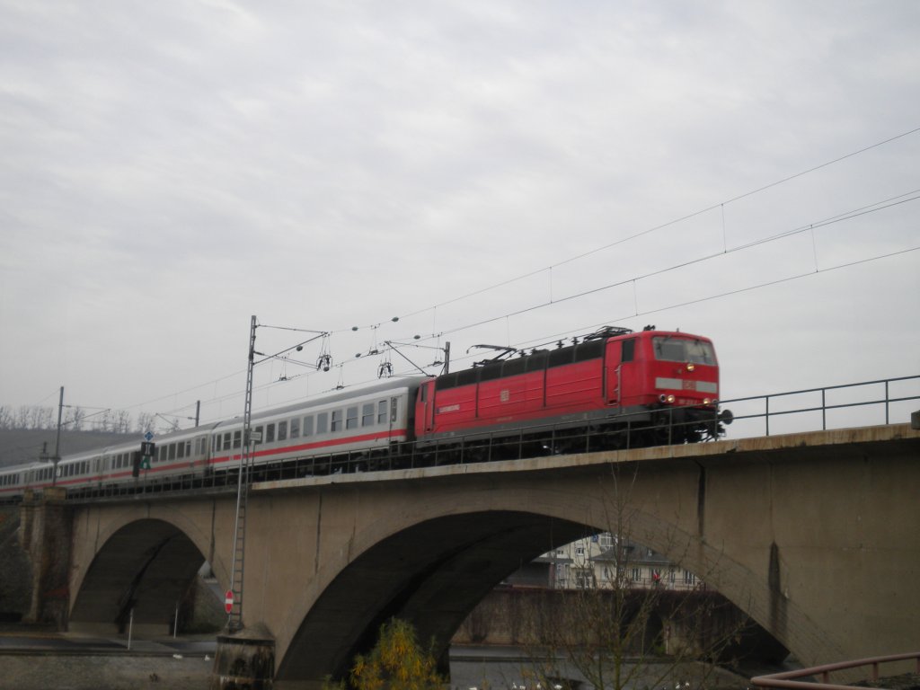 Eine unbekannte 181 am 21. November in Wasserbilig am Grenzbergang zwischen Luxemburg und Deutschaland, gleich erreicht die Lok mit ihrem Intercity die Deutsche Seite.