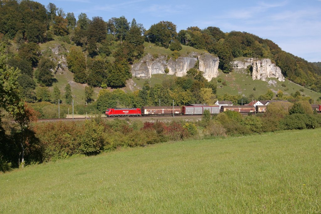 Eine unbekannte 185 fhrt am 22.09.2010 mit einem Logistikzug fr die Autoindustrie bei Hagenacker durchs Altmhltal in Richtung Treuchtlingen.