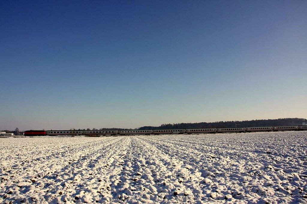 Eine unbekannte 218 mit dem IC 2012 kurz nach Illertissen am 20.12.09