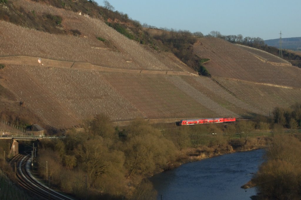 Eine unbekannte BR 111 (glaube 111 115) schiebt den RE 4272 von Mannheim via Saarbrcken nach Trier. Hier gesichtet zwischen Kanzem und Wiltingen an der Saar Richtung Trier.
Wiltingen, der 21.3.2012