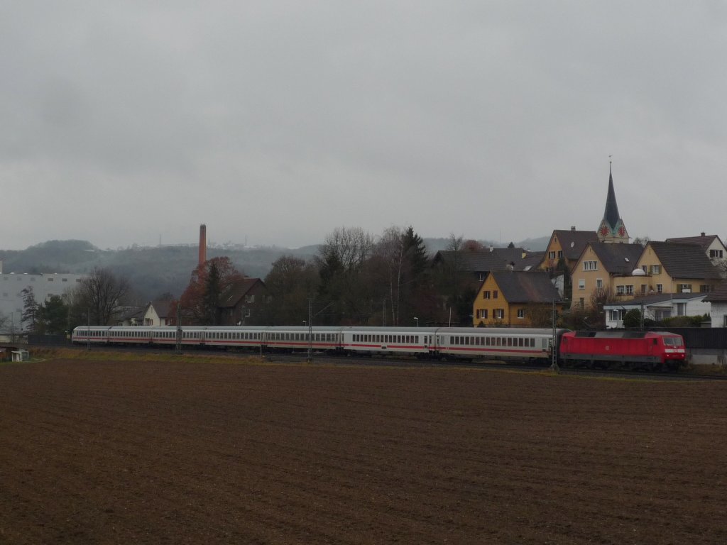 Eine unbekannte Br 120 schiebt IC 2803 (Ersatz fr ICE 183) aus Stuttgart nach Schaffhausen vor der Kulisse Thayngens. 12.12.09