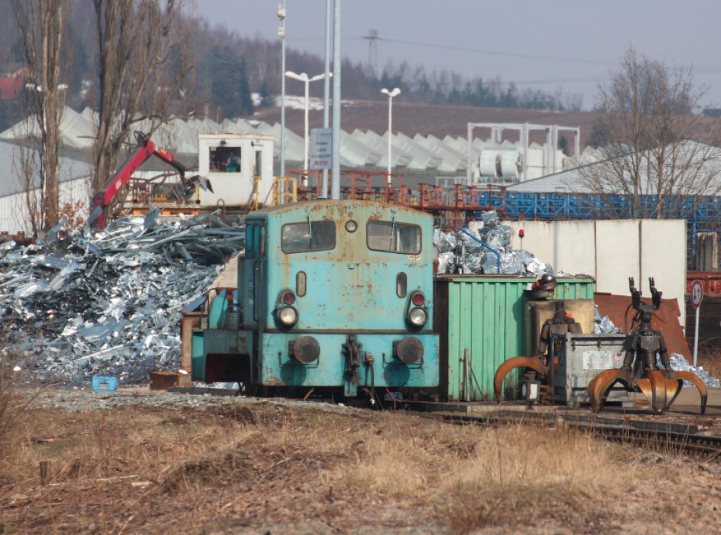 Eine Unbekannte BR 312 (DR V 23, DR 102) von der Schrott & Recyclingfirma Scholz als Werksbahn in Zwickau eingesetzt (Fotografiert vom Fuweg durch den Zaun ). 02.04.2013