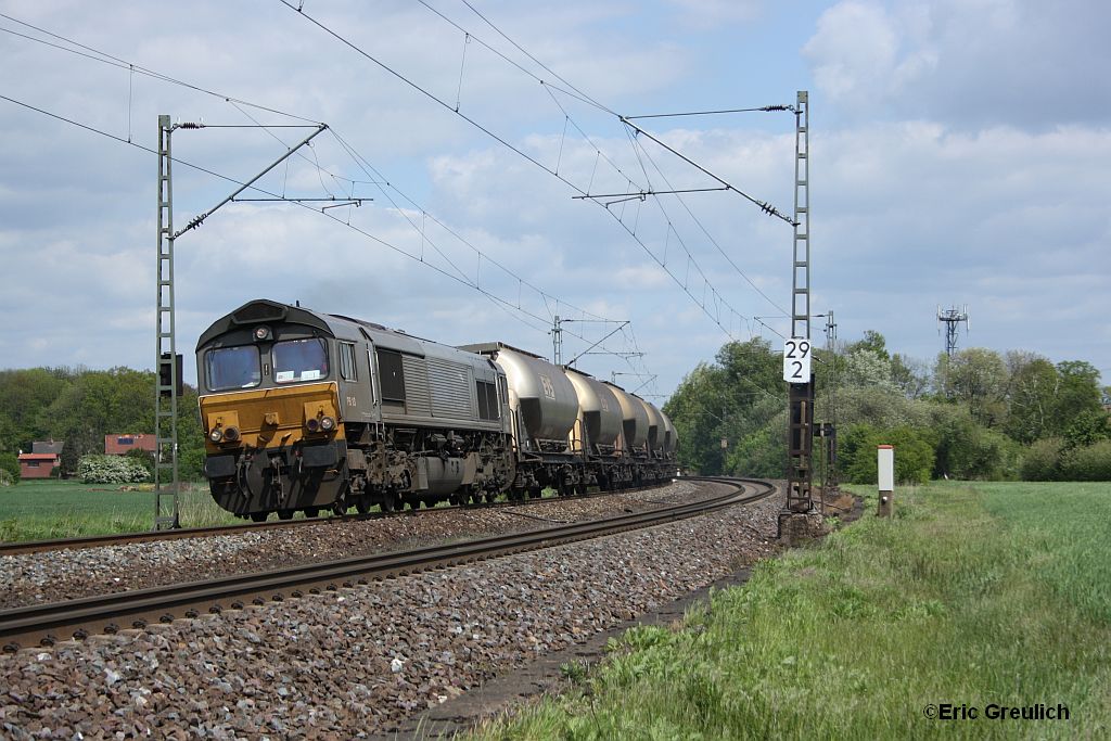 Eine unbekannte Class66 am 15.5.10 mit Zement in Hohnhorst.