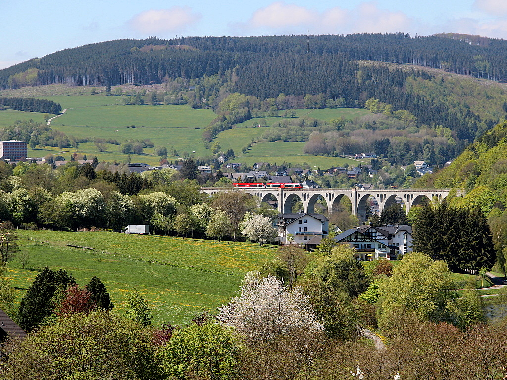 Eine unbekannte Doppeltraktion der Kurhessenbahn (hier: RB 55 Willingen; Brilon Stadt - Korbach)berquert den Willinger Viadukt. Willingen, 19.05.2013.