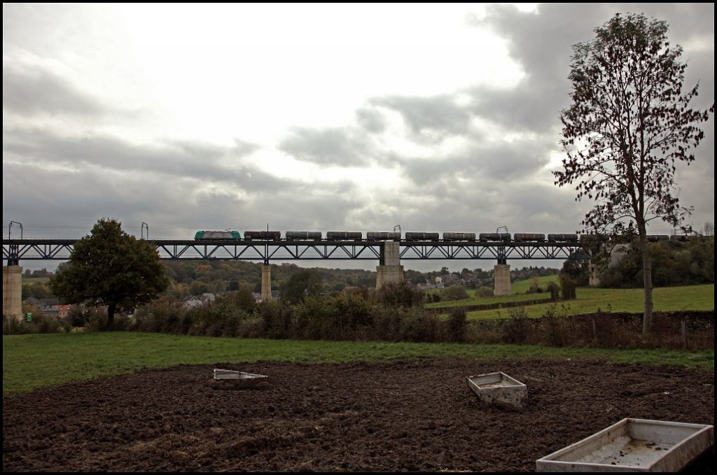 Eine unbekannte E186er berquert mit einem Kesselwagenganzzug das Viadukt von Moresnet in Richtung Deutschland. (22.10.2009)
