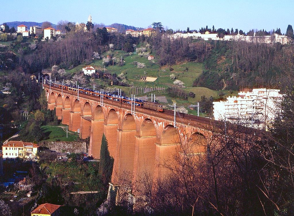 Eine unbekannte E645 auf dem Viaduct vob Campomorone nrdlich von Genua, 28.03.2002.