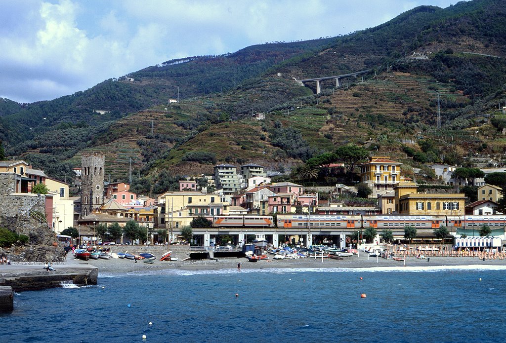Eine unbekannte E646 ist bei Monterosso al Mare (Cinque Terre) mit Regionalzug 11294 nach Genua unterwegs, 11.09.1993.