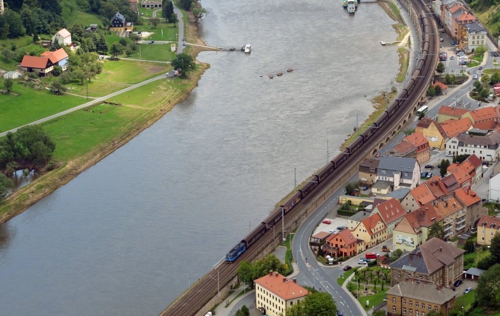 Eine unbekannte Kndelpresse der BR 372 fhrte am 02.07.13 einen Gterzug durch Knigstein Richtung Dresden.