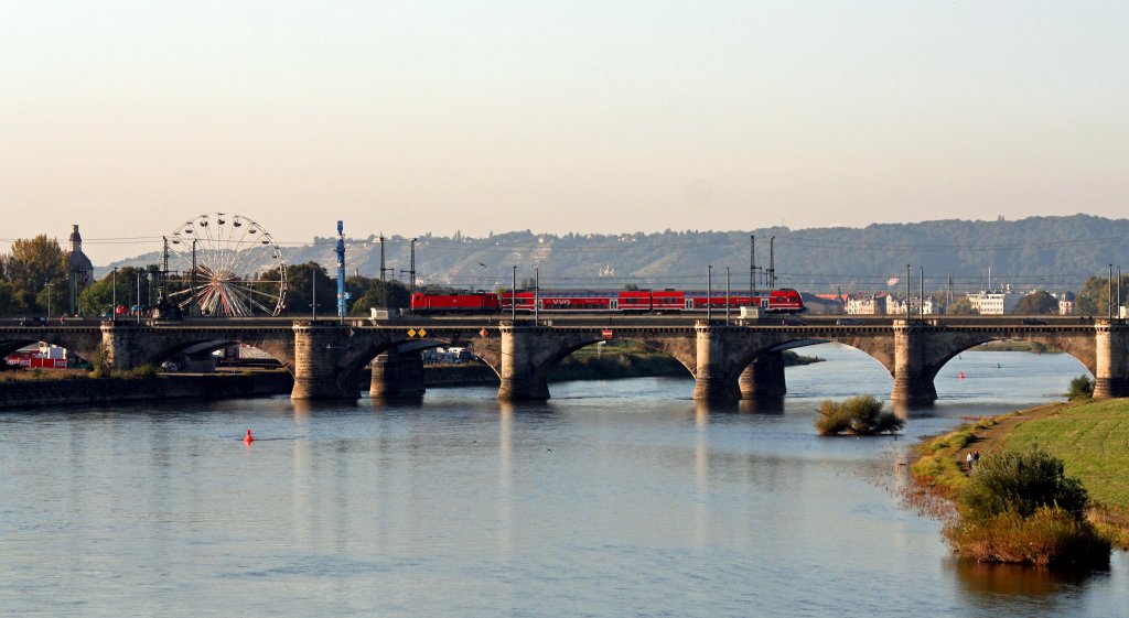 Eine unbekannte Lady mit S37850 Pirna - Dresden Flughafen auf der Marienbrcke zwischen Bft Dresden Mitte und Bft Dresden Neustadt, 17.10.011.
