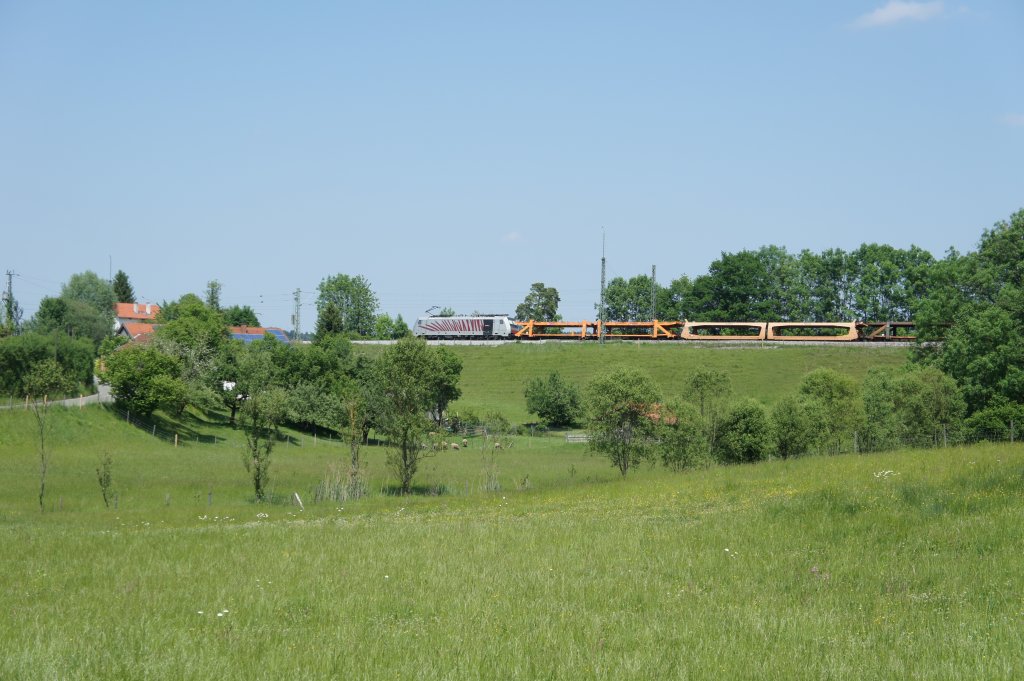 Eine unbekannte Lokomotion 186 vor einem leeren Autotransportzug am 25.05.11 bei Aling.