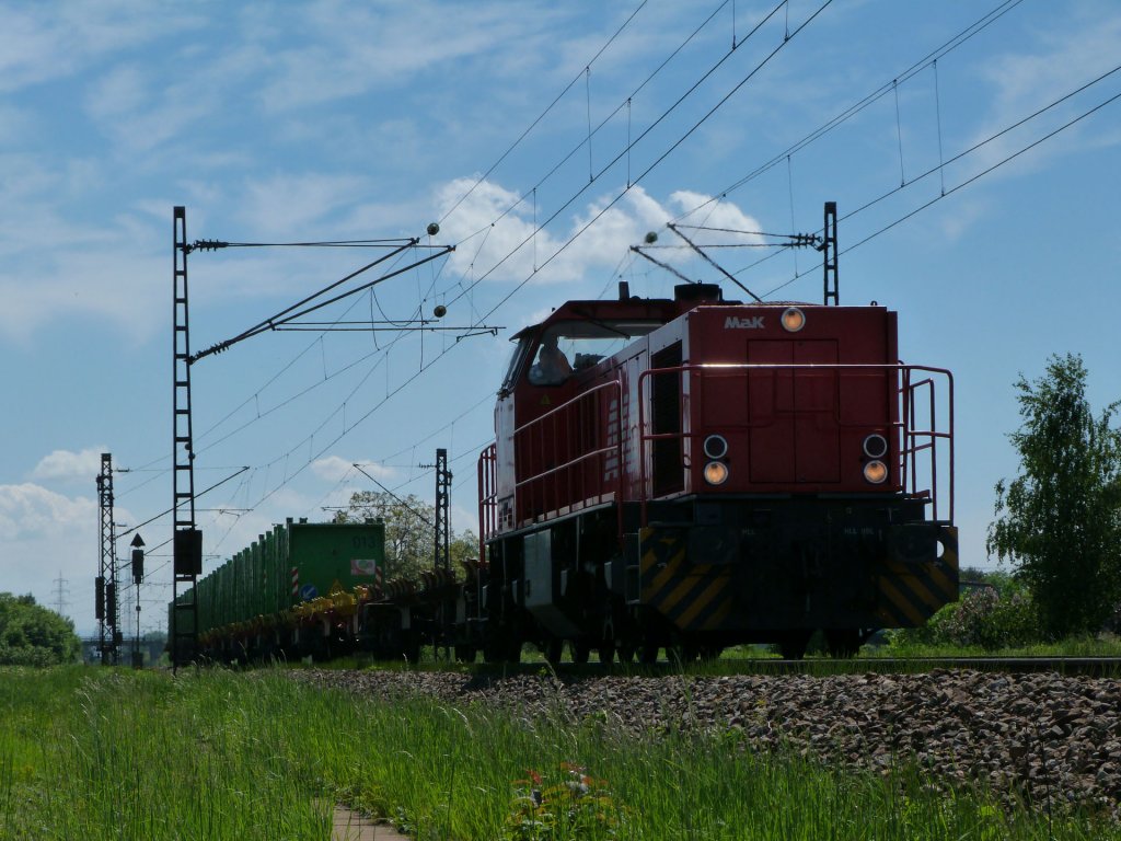 Eine unbekannte MAK G1206 fhrt am 18.05.13 mit ihrem Mllzug Richtung Mannheim. Eingefangen zwischen Wiesental und Waghusel.
