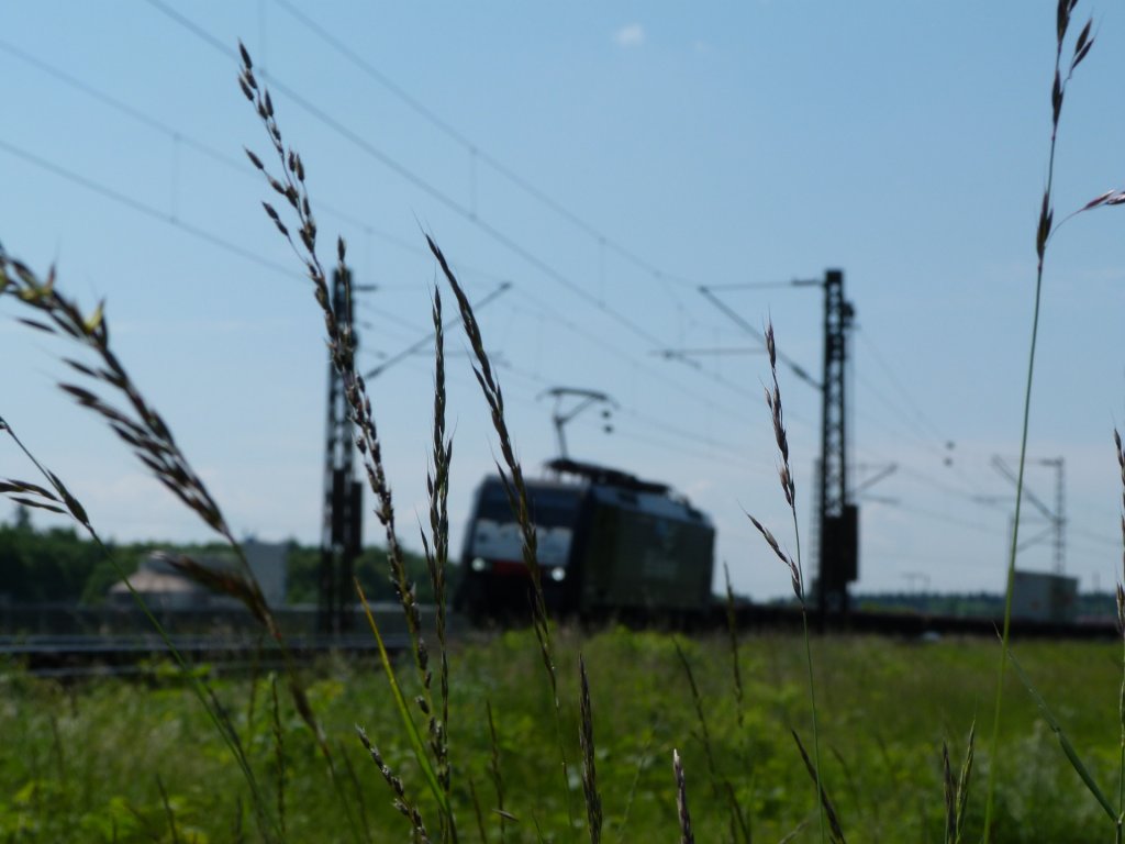 Eine unbekannte MRCE 189 von ERS Railways fhrt am 28.05.13 ber die Rheintalbahn von Karlsruhe nach Mannheim.  Eingefangen bei Waghusel. 