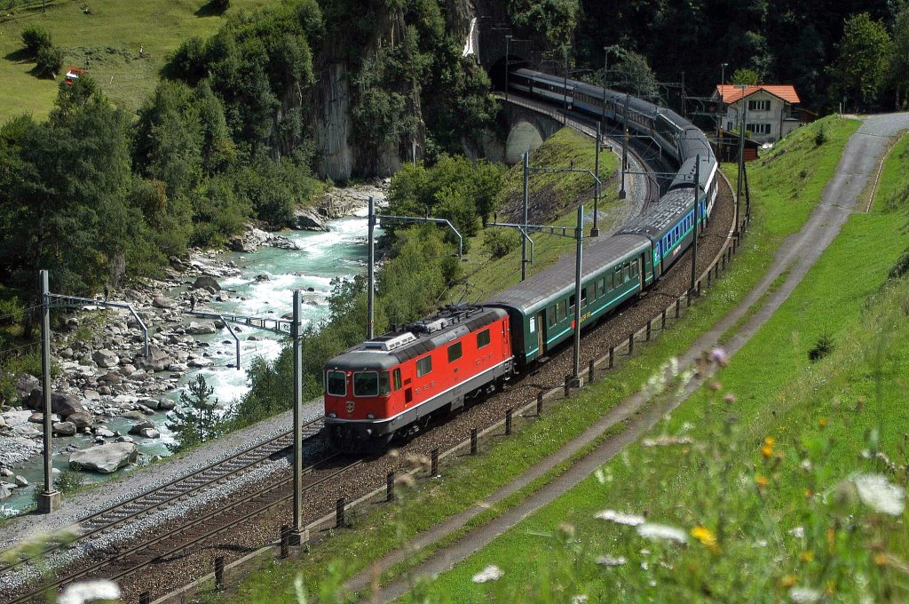 Eine unbekannte SBB 4/4 II (Re 420/421) mit einem IR verlässt den Wattinger Tunnel in Richtung Erstfeld (06.08.09).
