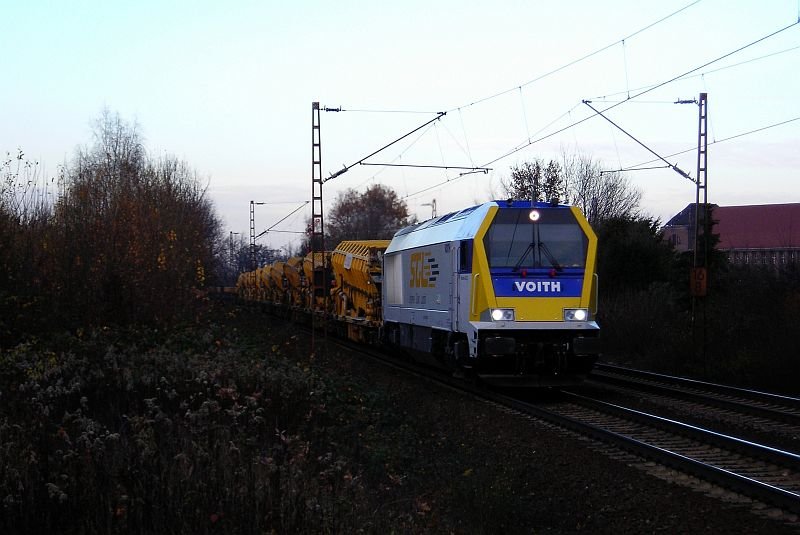 Eine unbekannte Voith Maxima von SGE in Limmer mit einem Bauzug (21.11.09)