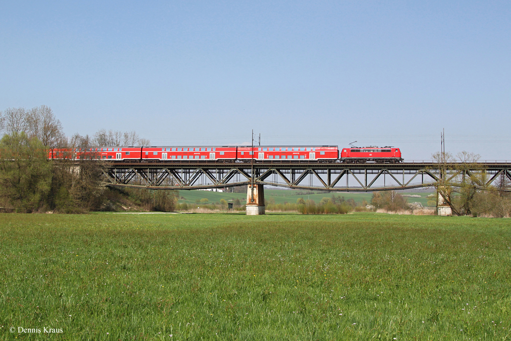 Eine unerkannt gebliebene 111 mit RE 59125 am 25.04.2013 bei Felsheim.