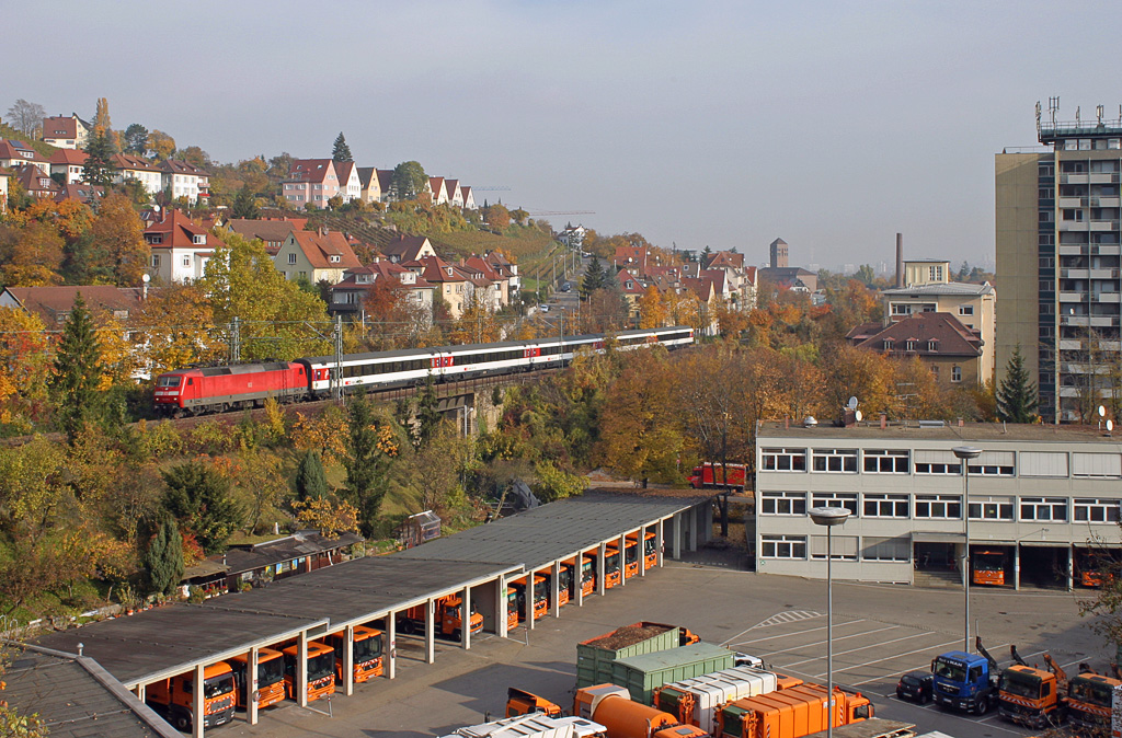 Eine unerkannt gebliebene 120 erklimmt mit einem IC nach Z�rich am herbstlichen 01.11.2010 in Stuttgart Nord den ersten Anstieg der G�ubahn.