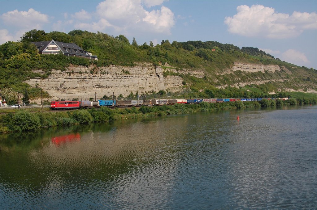 Eine unerkannt gebliebene Lok der Baureihe 151 war am Nachmittag des 27.07.2012 mit einem KLV-Zug am Mainufer bei Retzbach-Zellingen in richtung Aschaffenburg unterwegs.