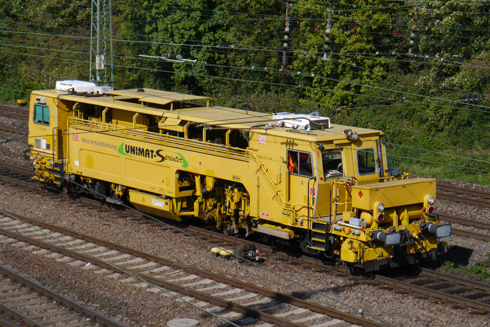 Eine Unimat-Sprinter Gleisstopfmaschine von DB Netz Instandhaltung verfestigt und verdichtet vollautomatisch den Schotter eines Gleises, nachdem der Abschnitt vorher gescannt wurde. (28.09.12)