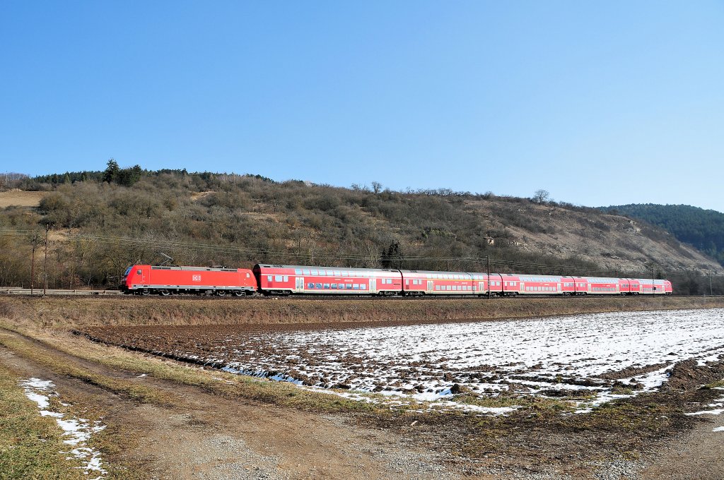 Eine unkannte 146er schiebt am 09.03.10 den RE bei Karlstadt von Frankfurt nach Wrzburg