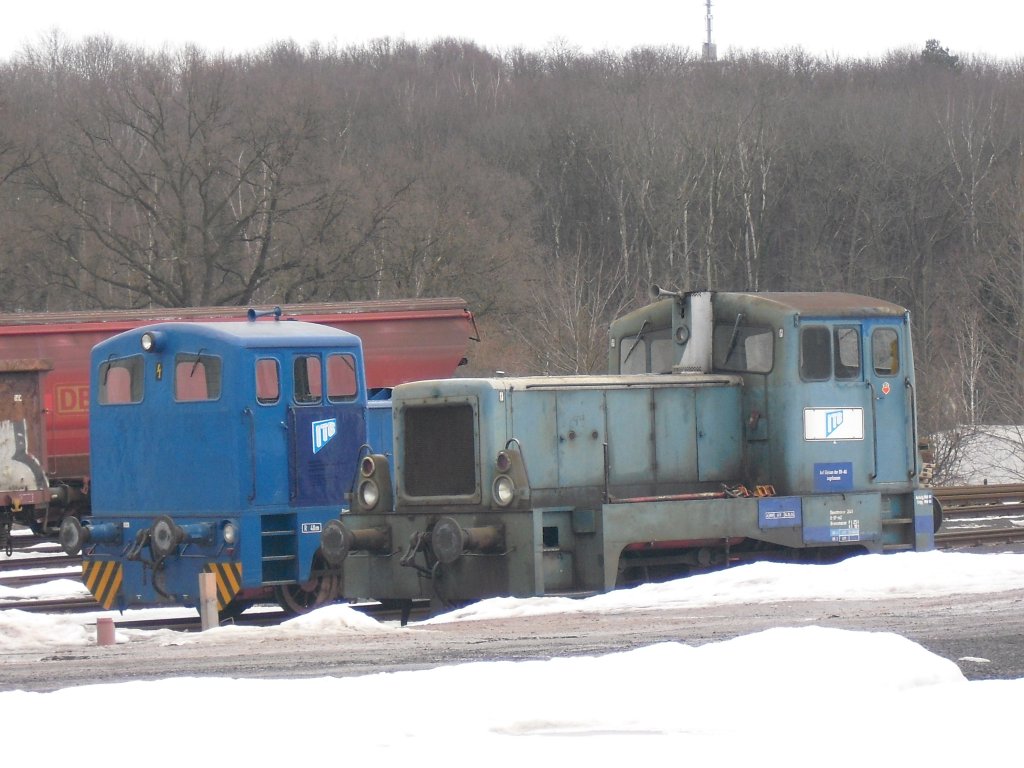 Eine V 10 und eine V 22 beim Waggonbau in Altenburg. Foto machte ich durch den Zaun! Am 21.02.10.