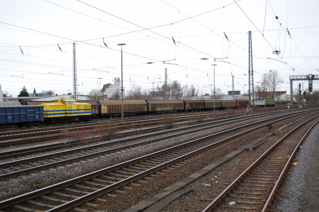 Eine V 100 der ehem. DR im Moment vermietet an die DP und zwei Holzroller der DP genossen am 28.11.2009 im Paderborner Rangierbahnhof ihr Wochenende. 