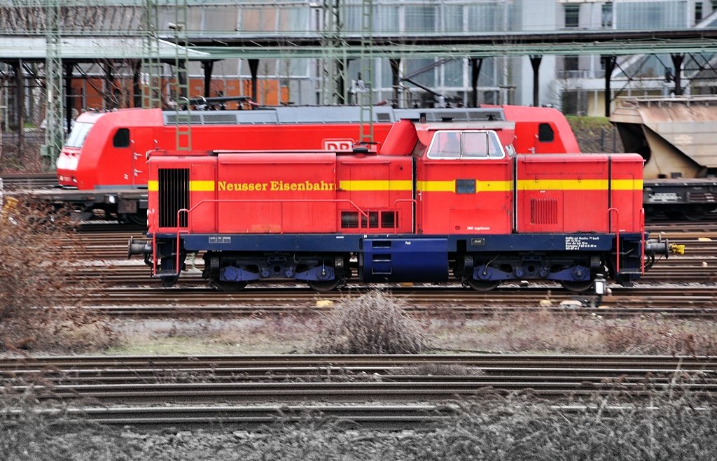 eine V 100 PA (MAK 1300) der Neusser Eisenbahn rangiert im Neusser Gbf am 26.02.2010