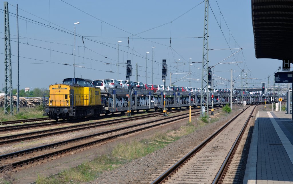 Eine V 100 der SC Rail Leasing Europe zog am 01.05.12 einen langen Autozug in den Gterbereich des Bahnhofs Bitterfeld.