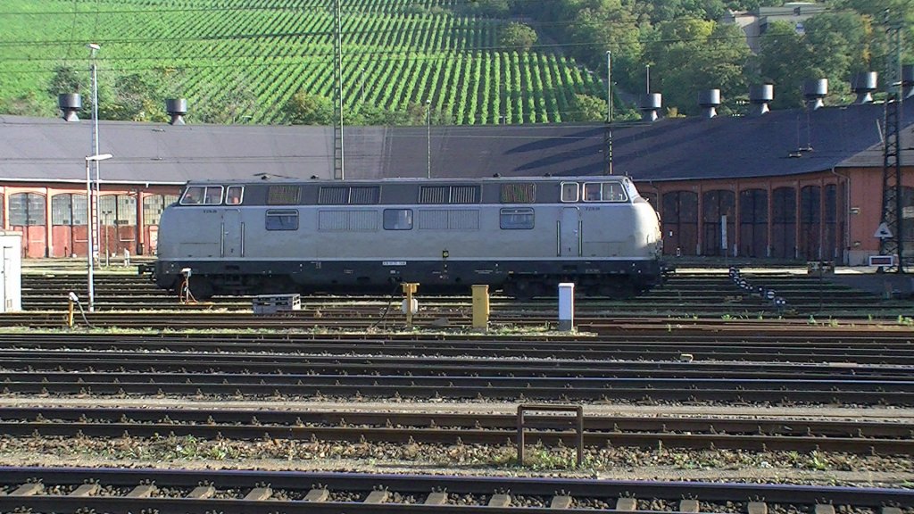 Eine V 200 in grauer Farbgebung steht am 20.08.2011 abgestellt im Wrzburg Hbf. 