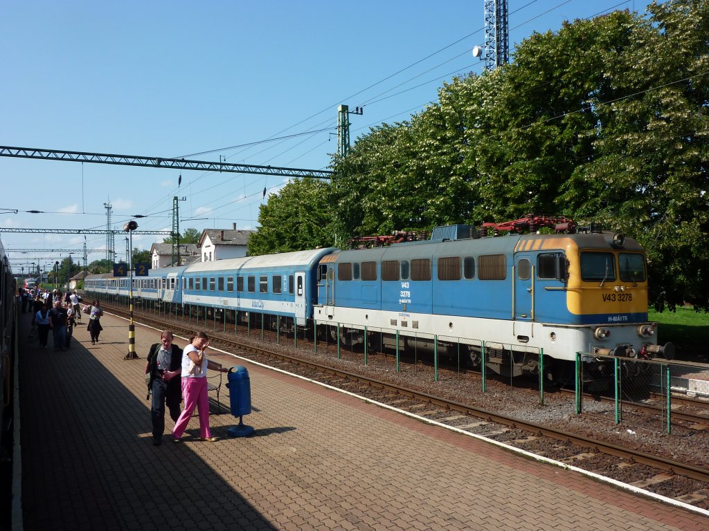 Eine V 43 steht am 5.8.2011 mit einem Intercity in Szekesfehervar.