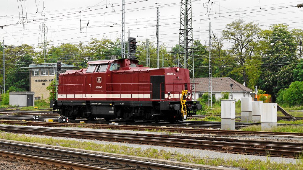 Eine V100 aus dem LEW Hennigsdorf, 1973 ausgeliefert an DR - Deutsche Reichsbahn als  110 530-3 , 1980 Einbau 1200 PS Motor und Umzeichnung in  112 530-1  heute im Besitz der EfW-Verkehrsgesellschaft, modernisiert und aufgearbeitet, gesichtet in Heilbronn am 13.05.2010