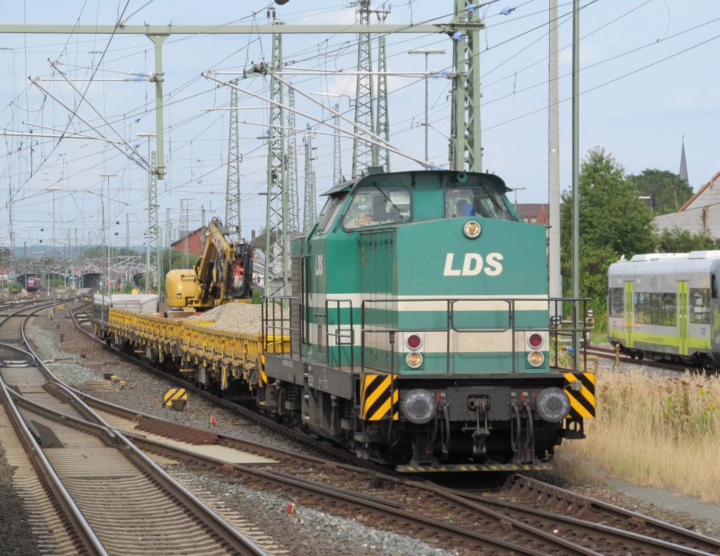 Eine V100 von LDS steht am 21. August 2012 mit einem kurzen Bauzug im Bahnhof Lichtenfels.