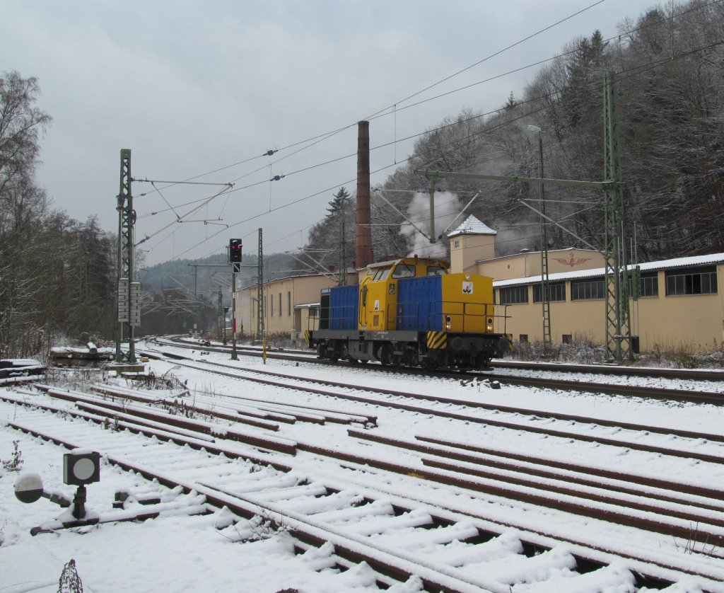 Eine V100 von Leonhard Weiss durchfhrt am 03. Dezember 2012 solo den Kronacher Bahnhof in Richtung Norden.
