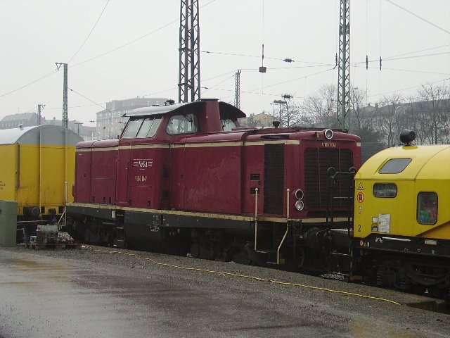 Eine V100 der Nesa in Heidelberg Hbf abgestellt am 19.02.10. Das ist kein Bahngelnde gewesen. Eine Strae daneben.
