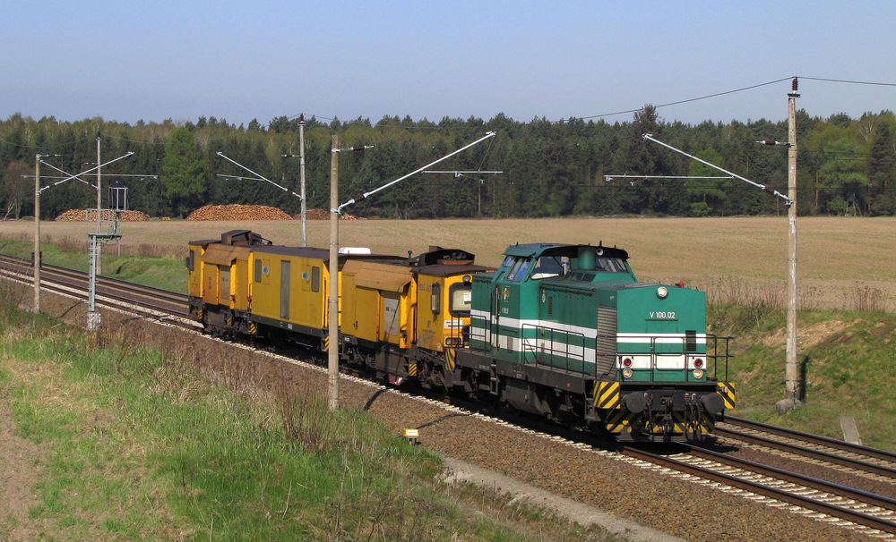 Eine V100.02 (HGB) kam mit einem Schleifzug uns mit dem Kollegen Alexander Wiemer gen Frankfurt/Oder vor die Linse gefahren. Pillgram den 20.04.2011