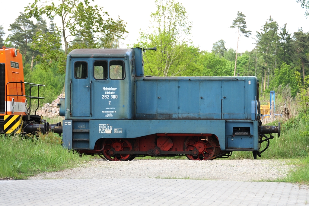 Eine V22 vom Materiallager Lcknitz mit der FNr.262300 steht vor dem Lokschuppen der LOCON AG im Gewerbepark Pinnow 21.05.2010